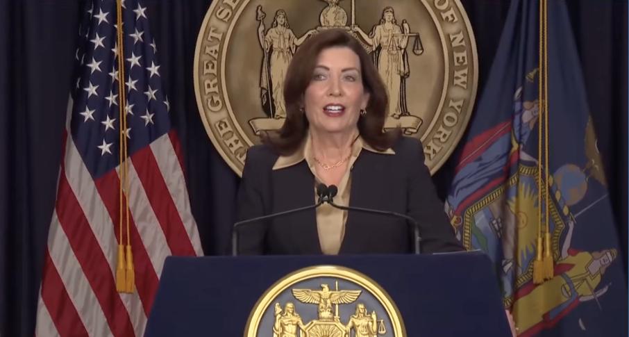 मेयर एडम्सको अधिकार नियन्त्रणको लागि निगरानी संयन्त्र निर्माण गरिने गभर्नरको घोषणा